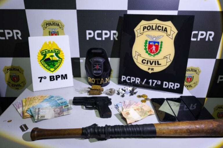 Foto de cabo de beisebol, além de arma e drogas apreendidas em Tuneiras do Oeste.