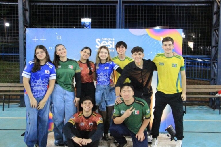 Alunos durante a cerimônia de abertura do JECS no Sesi.