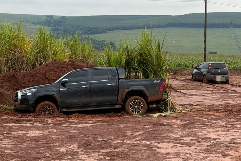 Caminhonete furtadfa atolada em estrada de chão às margens da PR-180, em Goioerê.