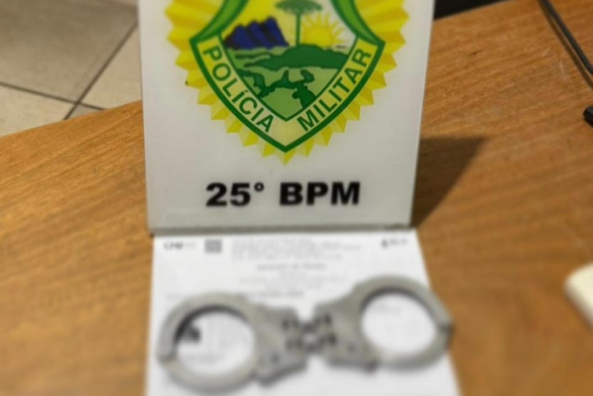 Foto de algemas sob o documento de mandado de prisão.