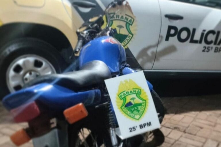 Foto da motocicleta com baixa em leilão que foi apreendida pela PM em Pérola.