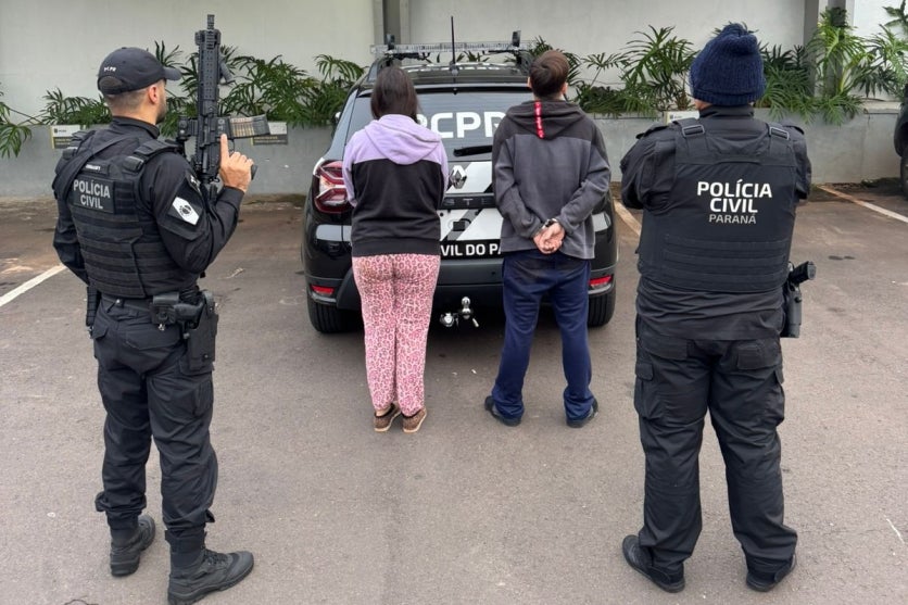 Foto de duas pessoas detidas durante a Operação Entrefolhas em Umuarama.