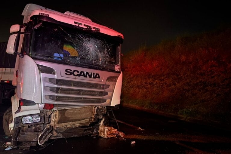 Foto da parte frontal do caminhão envolvido no acidente com morte na BR-376.