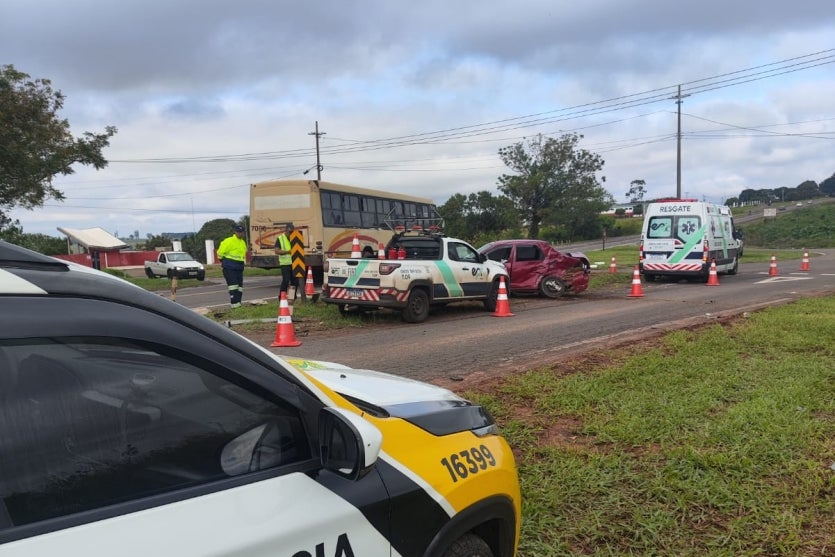 Foto do acidente na PR-323 em Cianorte. No local, há os veículos envolvidos na colisão e uma viatura da PRE.