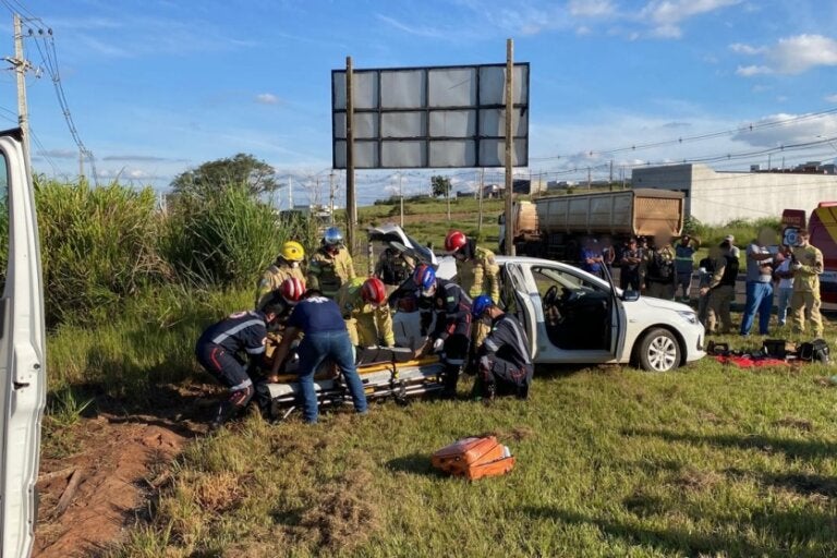 Socorristas tentando remover as vítimas do carro envolvido em colisão na Estrada Bonfim, em Umuarama.