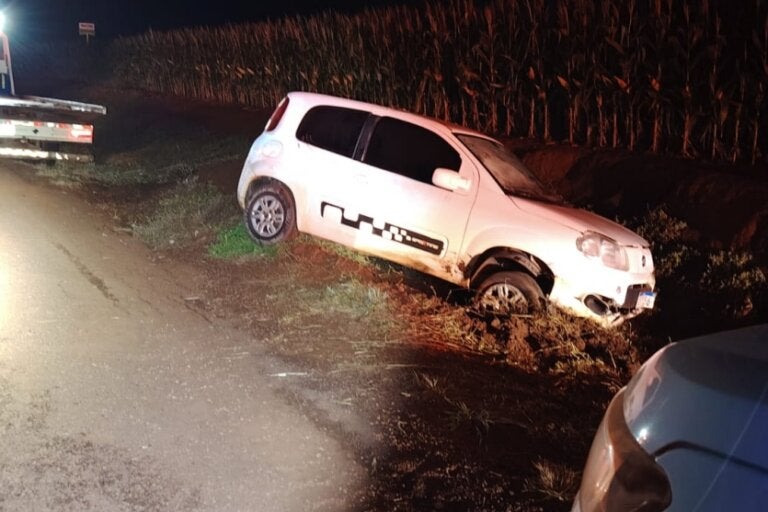 Foto do Uno com placas de Altônia no acostamento da PR-182 após a saída de pista.