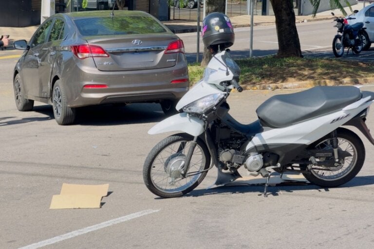 Motoneta Honda Biz e carro envolvidos em batida na avenida Londrina, em Umuarama.