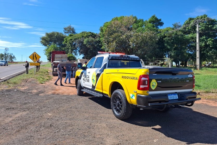 Viatura da PRE ao lado dos veículos envolvidos na colisão na PR-323 em Tuneiras.
