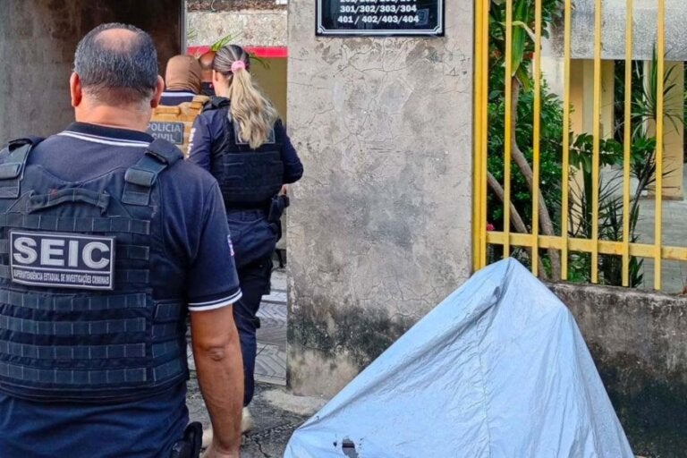 Policiais durante cumprimento de mandados de grupo envolvido com Sextorsão no Paraná.