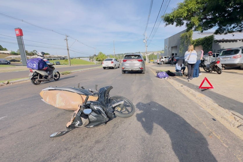 Foto dos veículos envolvidos em acidente próximo ao viaduto Alexandre Ceranto, que deixou motociclista ferido.
