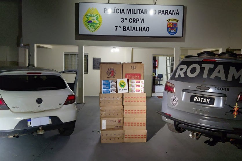 Viatura da Rotam, carro e carga de cigarros apreendida em Cruzeiro do Oeste.