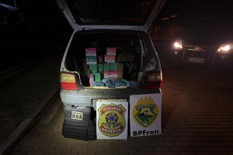 Foto do Fiat Uno carregado com cigarros eletrônicos em Altônia.