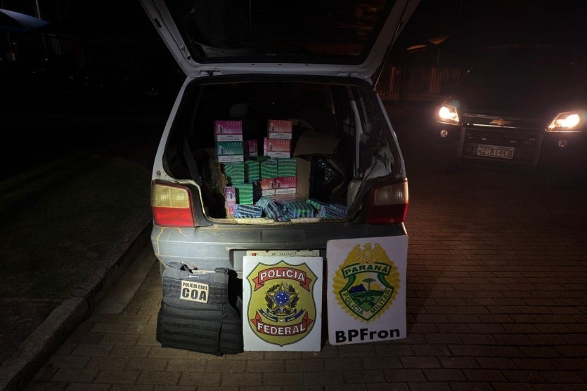 Foto do Fiat Uno carregado com cigarros eletrônicos em Altônia.