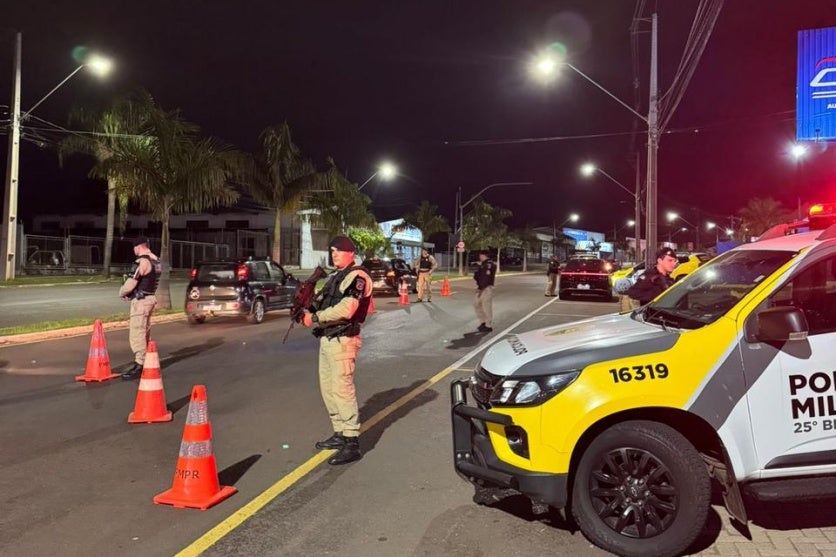 Foto da Operação Lei Seca em Umuarama, com policiais atuando em uma blitz de trânsito.