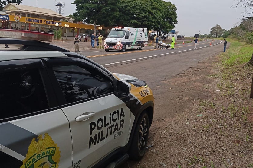 Viatura da PRE no local do acidente na PR-323, em Umuarama.