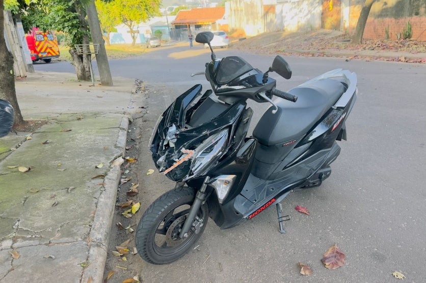 Foto da PCX com a frente danificada após colisão entre motonetas em Umuarama.