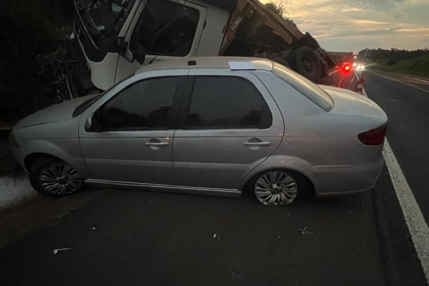 Carro e bitrem após colisão na Estrada Boiadeira. Veículos estão destruídos.