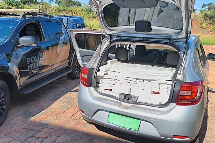Carro com quase 400 quilos de maconha em Cruzeiro do Oeste.