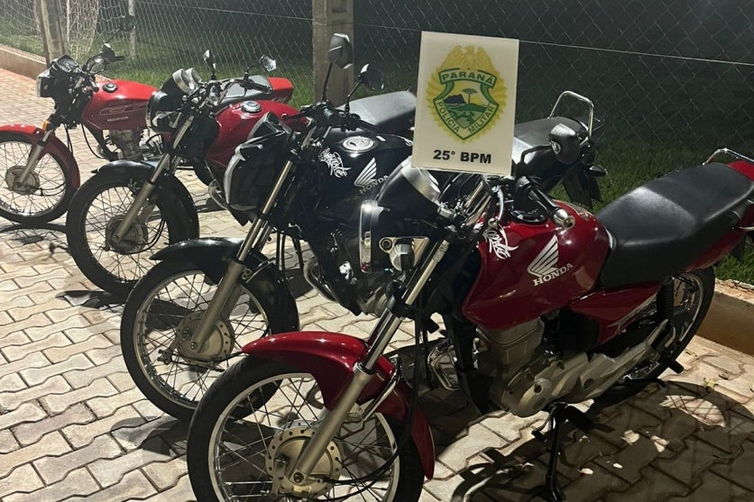Foto das motos apreendidas após denúncias de manobras perigosas em Umuarama.