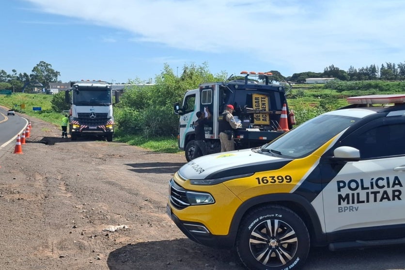Viatura da PRE próximo ao local od acidente com três veículos na PR-323 em Tapejara.