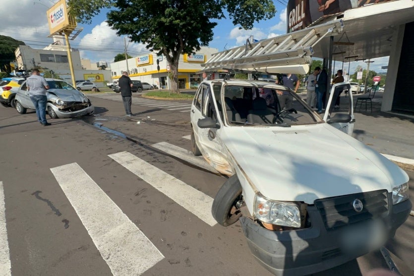 Automóveis que colidiram em Umuarama. Veículos estão com as latarias amassadas.