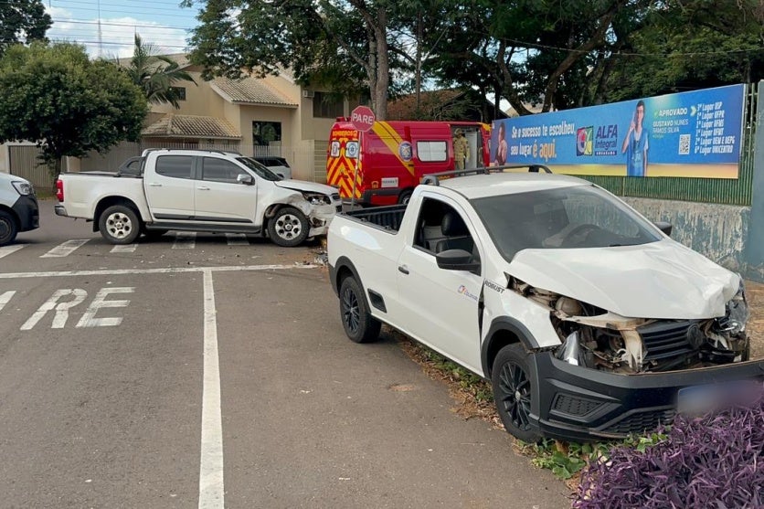Local da colisão entre a Saveiro e a S10, com parte dos veículos destruída.