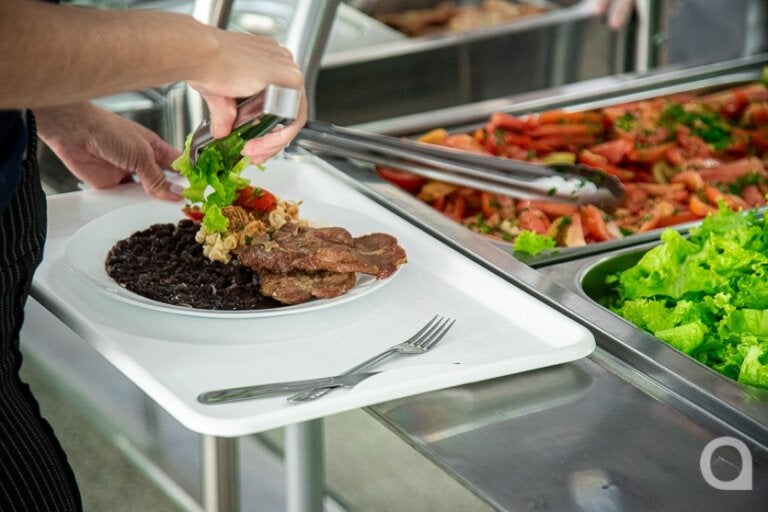 Restaurante Popular transforma alimentação em cuidado, saúde e encontro diário
