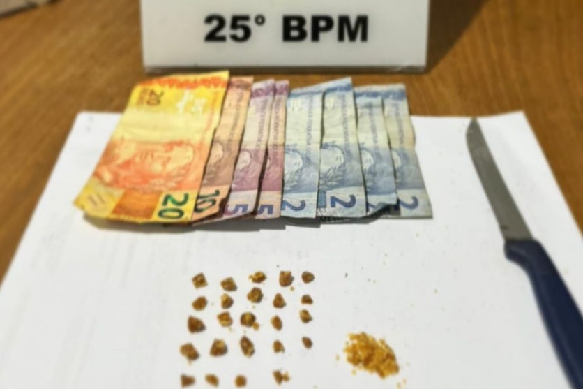 Pedras de crack e dinheiro apreendido em Umuarama.