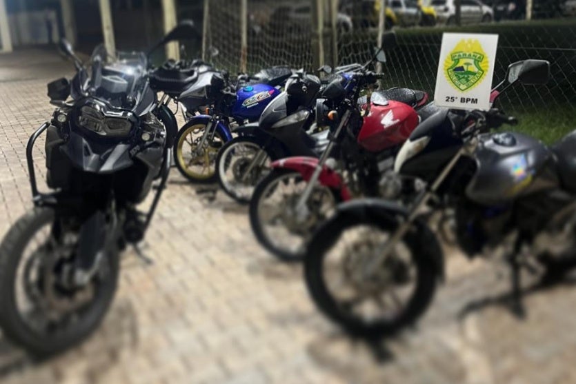 Foto das motos recolhidas pela Rocam no pátio do 25º BPM, em Umuarama.