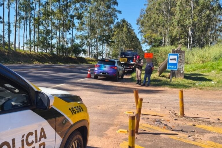 Carro envolvido no acidente na PR-323 em Umuarama, ao lado de um agenda da PRE.