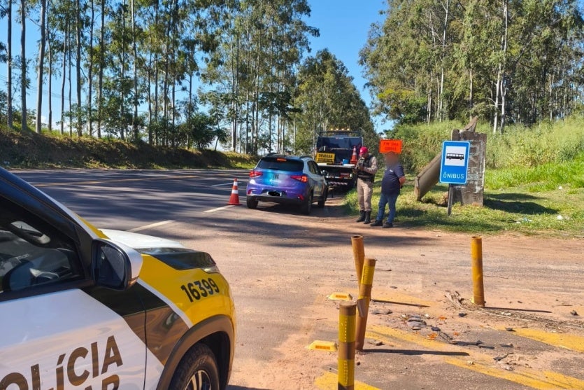 Carro envolvido no acidente na PR-323 em Umuarama, ao lado de um agenda da PRE.