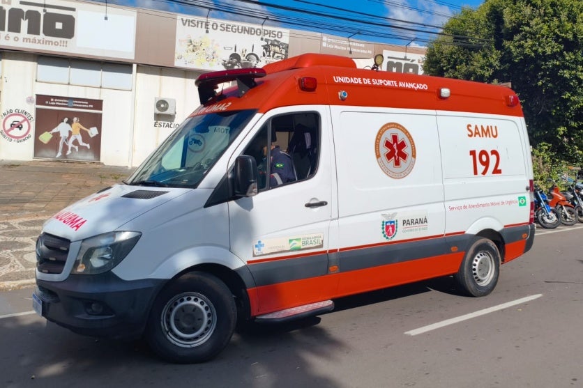Ambulância do Samu próximo ao local da queda de veículo na avenida Brasil, em Umuarama.