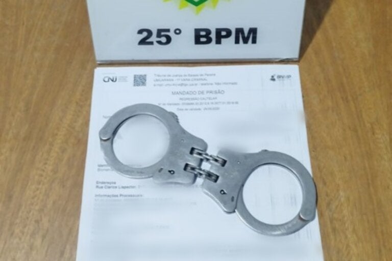 Algemas sob um mandado de prisão do 25º BPM.