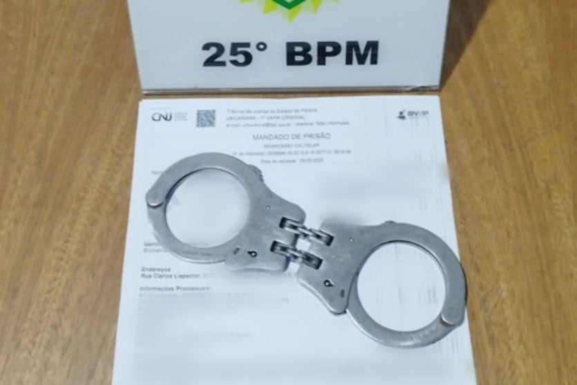 Algemas sob um mandado de prisão do 25º BPM.