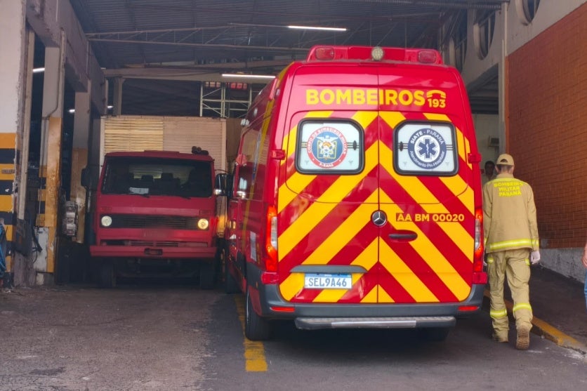 Ambulância do Siate durante atendimento a vítima de acidente de trabalho em supermercado de Umuarama.