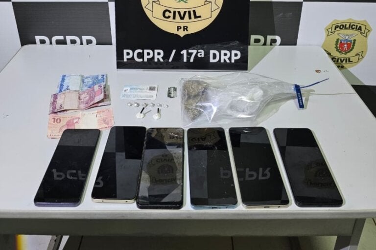 Celulares e porções de drogas apreendidas em Tuneiras do Oeste.