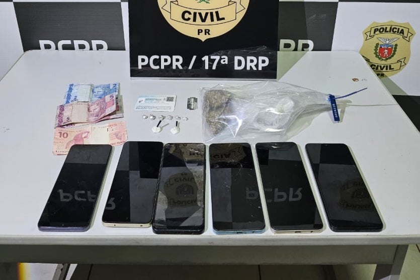 Celulares e porções de drogas apreendidas em Tuneiras do Oeste.