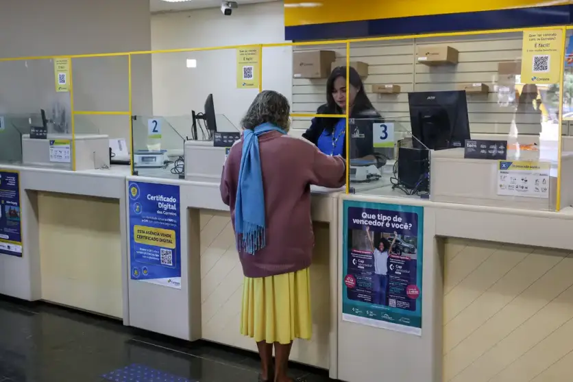Cliente sendo atendida em uma agência bancária.