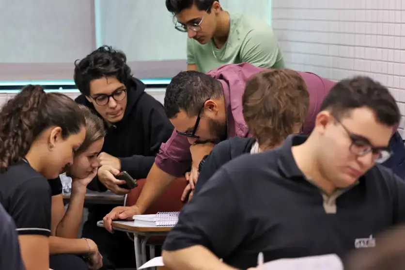 Estudantes em uma sala de aula.