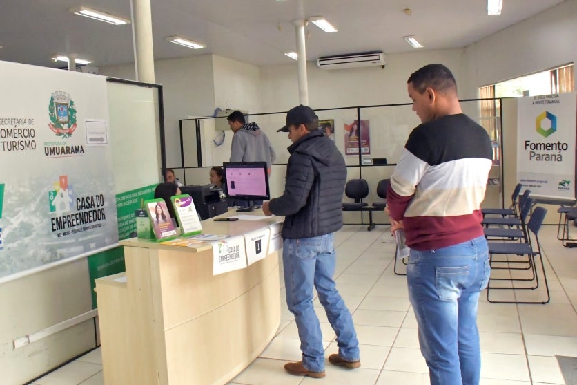 Consumidores sendo atendidos na Casa do Empreendedor de Umuarama.