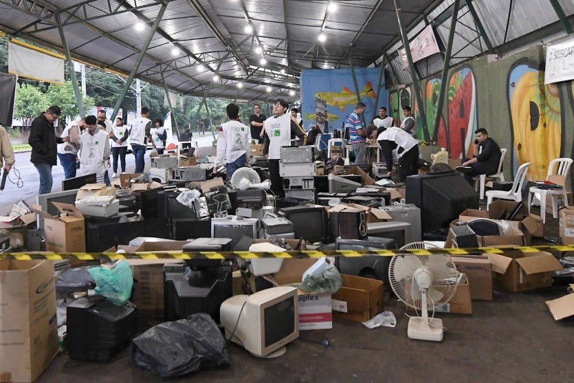 Recolhimento de recicláveis durante a campanha e-lixo em Umuarama.