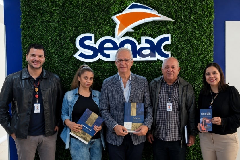 Equipe do Senac em divulgação de curso gratuito de turismo em Umuarama.