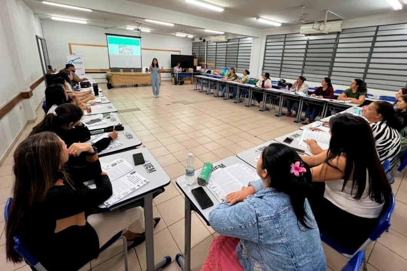 Alunos em uma roda de conversa na UEM.