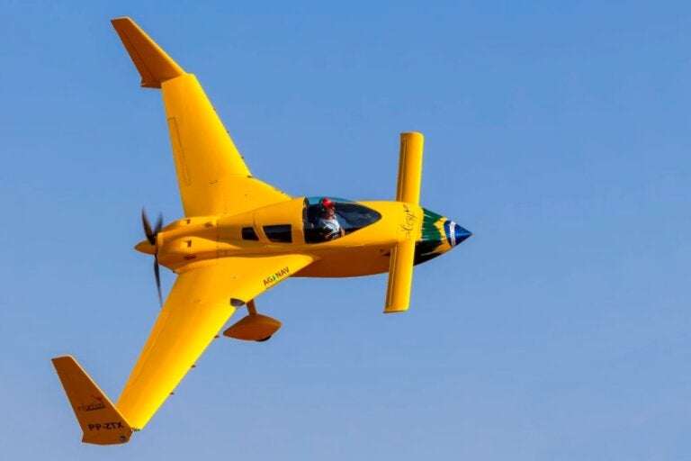 Avião durante AirShow em Umuarama.