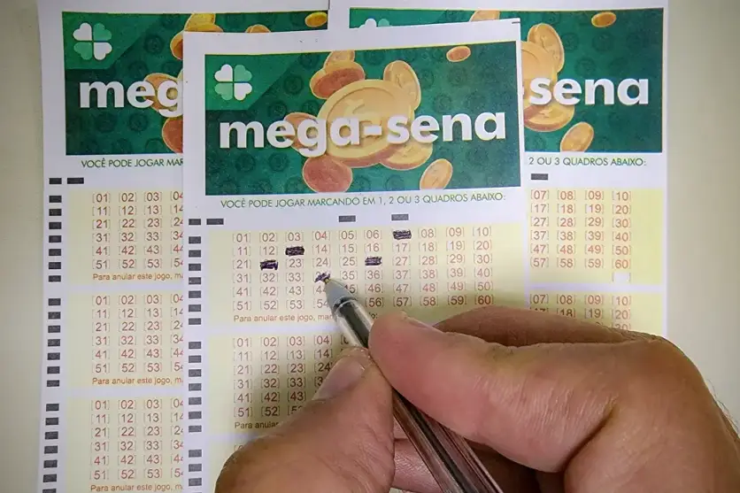 Bilhetes da Mega-Sena sendo preenchidos.