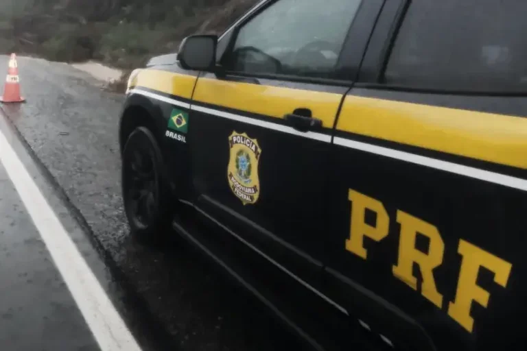 Foto de uma viatura da PRF.