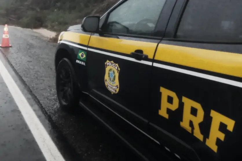 Foto de uma viatura da PRF.