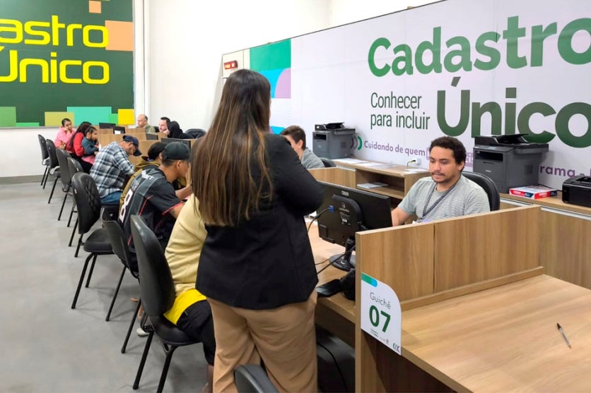 Pessoas realizando cadastro no CadÚnico em Umuarama.