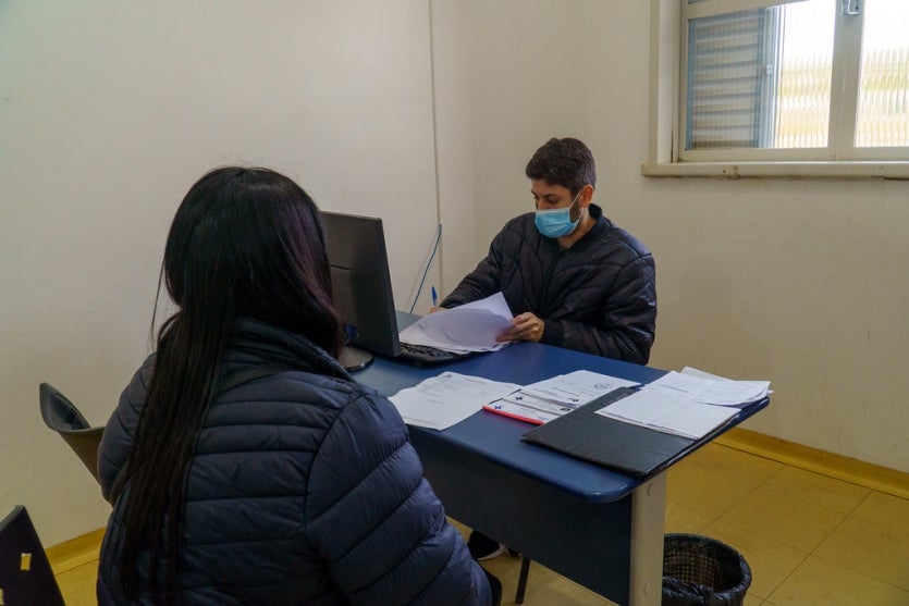 Médico atendendo paciente em consultório de Umuarama.