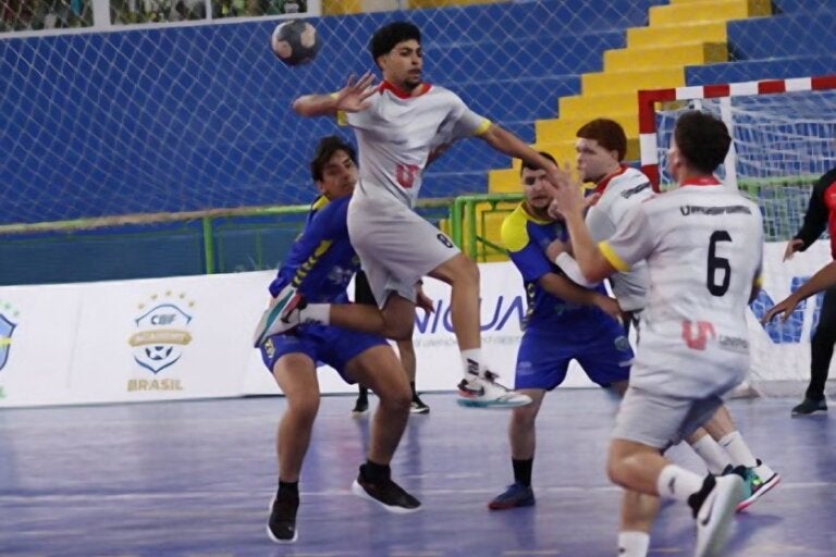 Jogadores do Umuarama handebol durante uma partida.